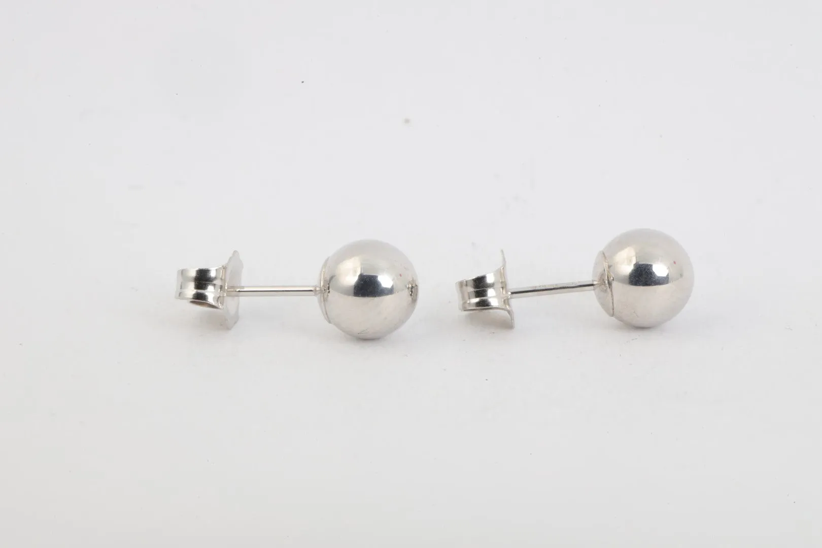 10k White Gold Ball Stud Earrings (0.48g.)