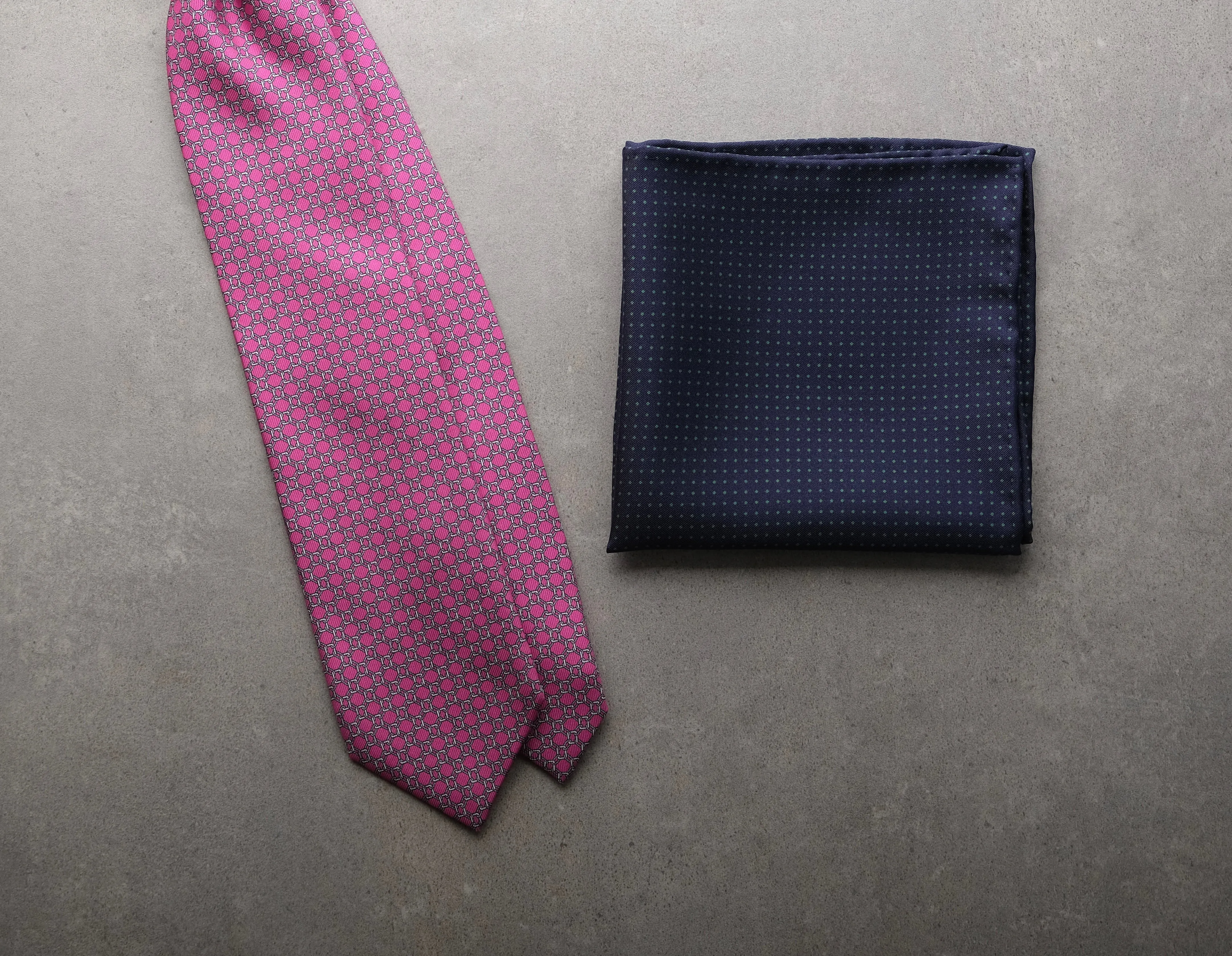 3-Fold Interlocking Chains Printed Silk Tie - Pink/Silver