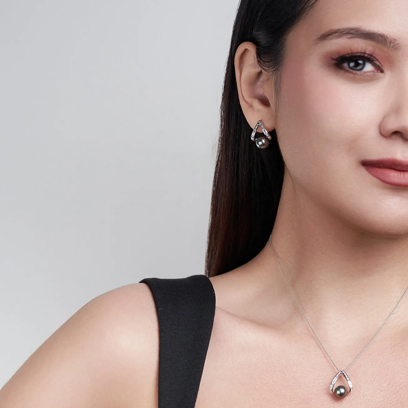 Elegant Tahitian Pearl Earrings WE00722