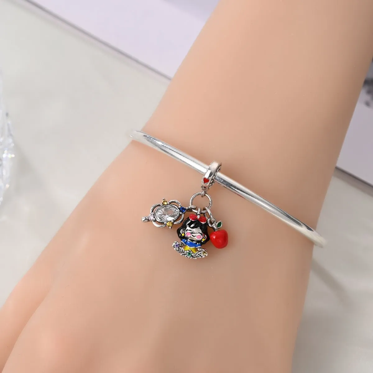 Snow White with Apple, Mirror, & Flower Dangle Charm